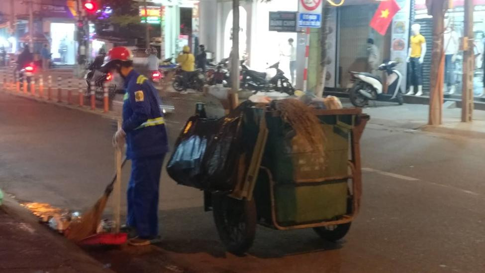 Chị Trang, công nhân vệ sinh (trú ở Phước Tường, phường Hòa Phát, quận Cẩm Lệ) cho biết: “Trời rét, việc vệ sinh khá vất vả nhưng cũng phải làm vì đây là nghề chính. Chị quét rất nhiều đường như Nguyễn Tri Phương, Điện Biên Phủ…, quét từ 6 giờ tối đến 11 giờ khuya, lương chỉ có 5 triệu, chồng làm thợ đụng, có hai đứa con một đứa đã có chồng, đứa còn lại đang đi học. Chị là lao động chính trong gia đình, muốn ấm no chị phải chịu khó bươn chải. Mặc đồ bảo hộ rồi nhưng vẫn còn thấy lạnh". Chị Trang, công nhân vệ sinh (trú ở Phước Tường, phường Hòa Phát, quận Cẩm Lệ) cho biết: “Trời rét, việc vệ sinh khá vất vả nhưng cũng phải làm vì đây là nghề chính. Chị quét rất nhiều đường như Nguyễn Tri Phương, Điện Biên Phủ…, quét từ 6 giờ tối đến 11 giờ khuya, lương chỉ có 5 triệu, chồng làm thợ đụng, có hai đứa con một đứa đã có chồng, đứa còn lại đang đi học. Chị là lao động chính trong gia đình, muốn ấm no chị phải chịu khó bươn chải. Mặc đồ bảo hộ rồi nhưng vẫn còn thấy lạnh".