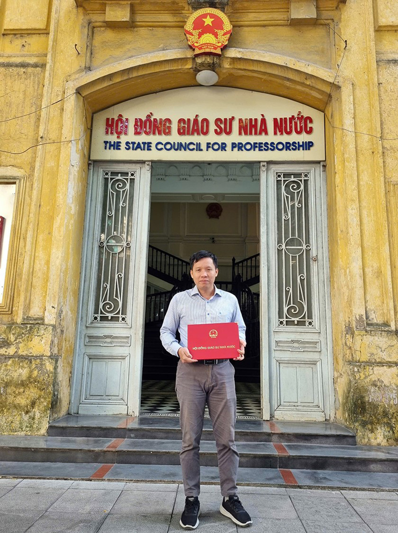 GS.TS. Nguyễn Quang Hưng nhận Giấy Chứng nhận đạt chuẩn chức danh Giáo sư ngành Vật lý năm 2024