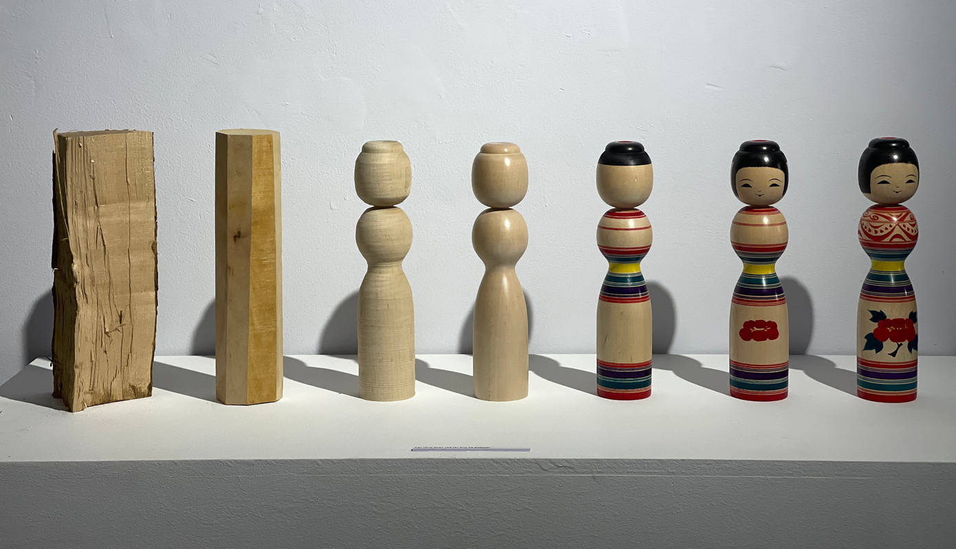 Do được làm hoàn toàn bằng tay, mỗi Kokeshi có thể coi là độc bản.