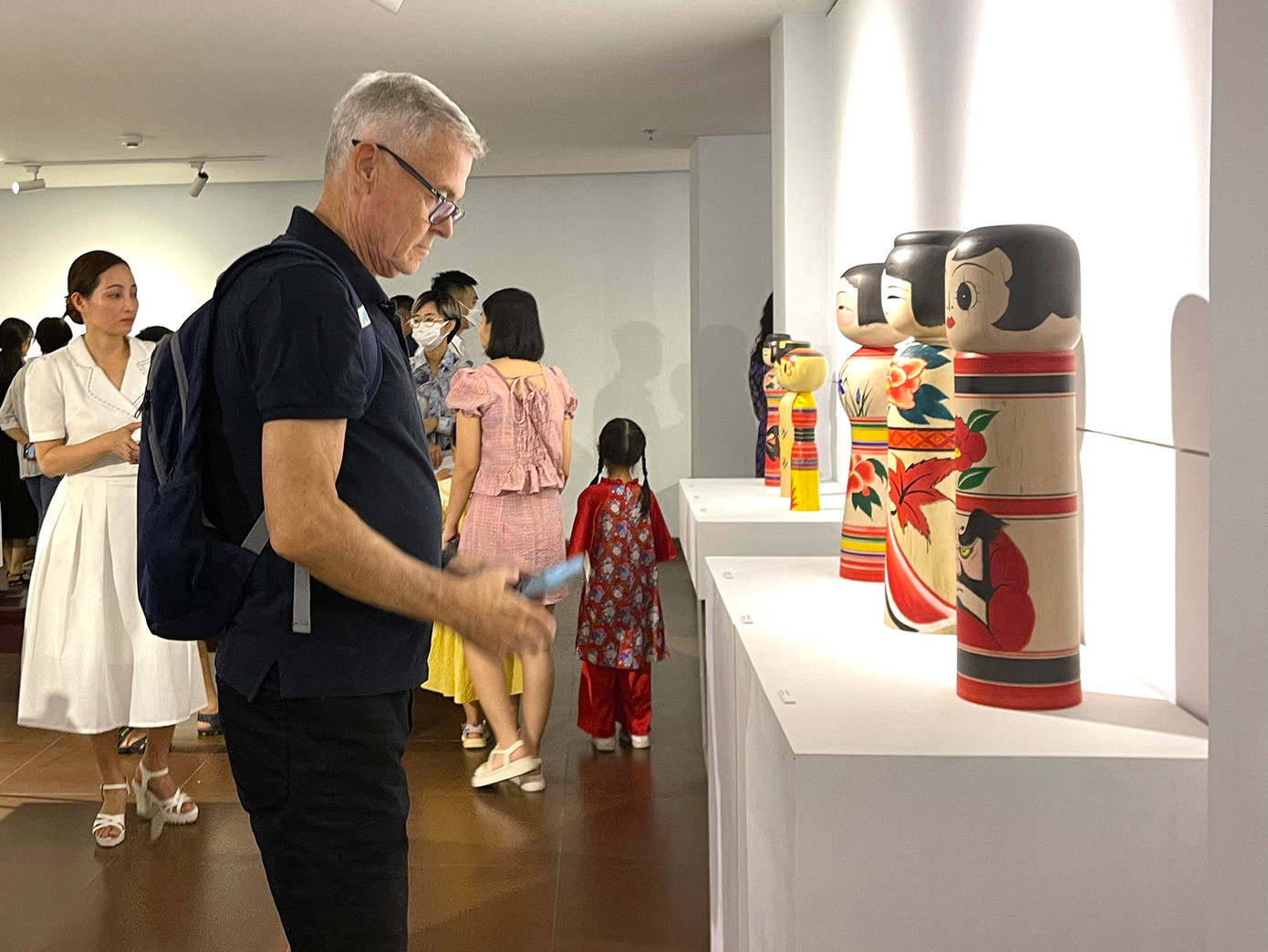 Du khách nước ngoài thích thú khi thưởng thức triển lãm. “Thật tuyệt vời khi tôi được tận mắt chiêm ngưỡng các tác phẩm búp bê truyền thống của Nhật Bản” - ông Mark (Thuỵ Điển) hào hứng chia sẻ.