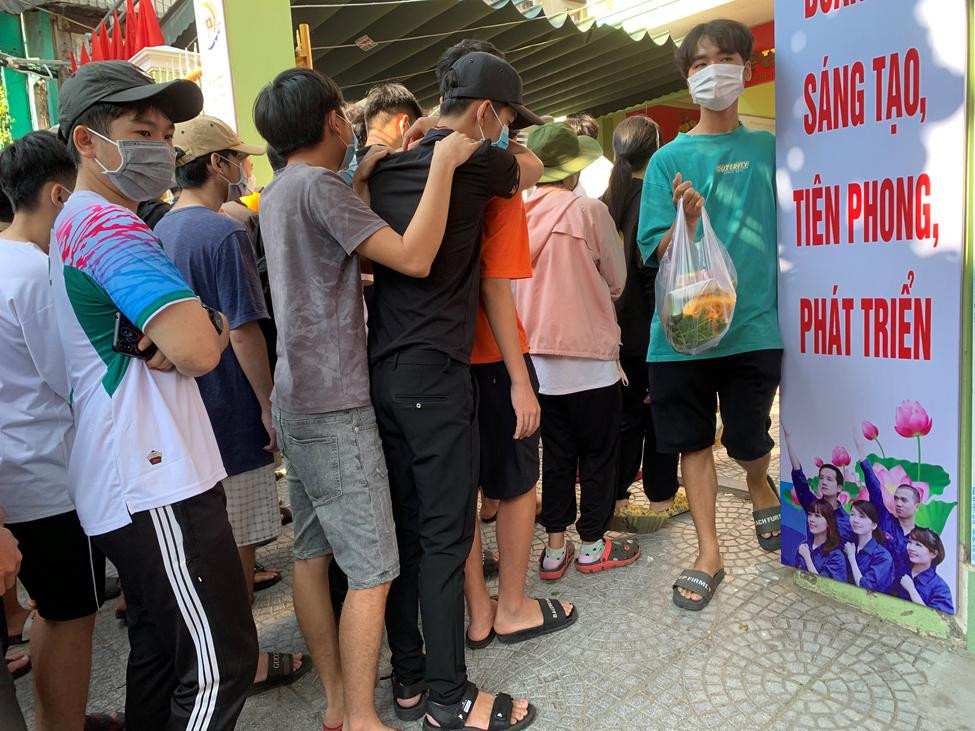 Sinh viên xếp hàng tuần tự - ảnh Tài Anh Hà