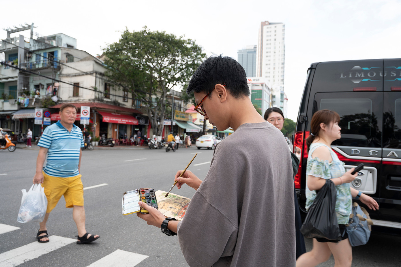 Hình ảnh quen thuộc của chàng trai Hà thành trên đường phố Đà Nẵng (Ảnh: Huỳnh Như)