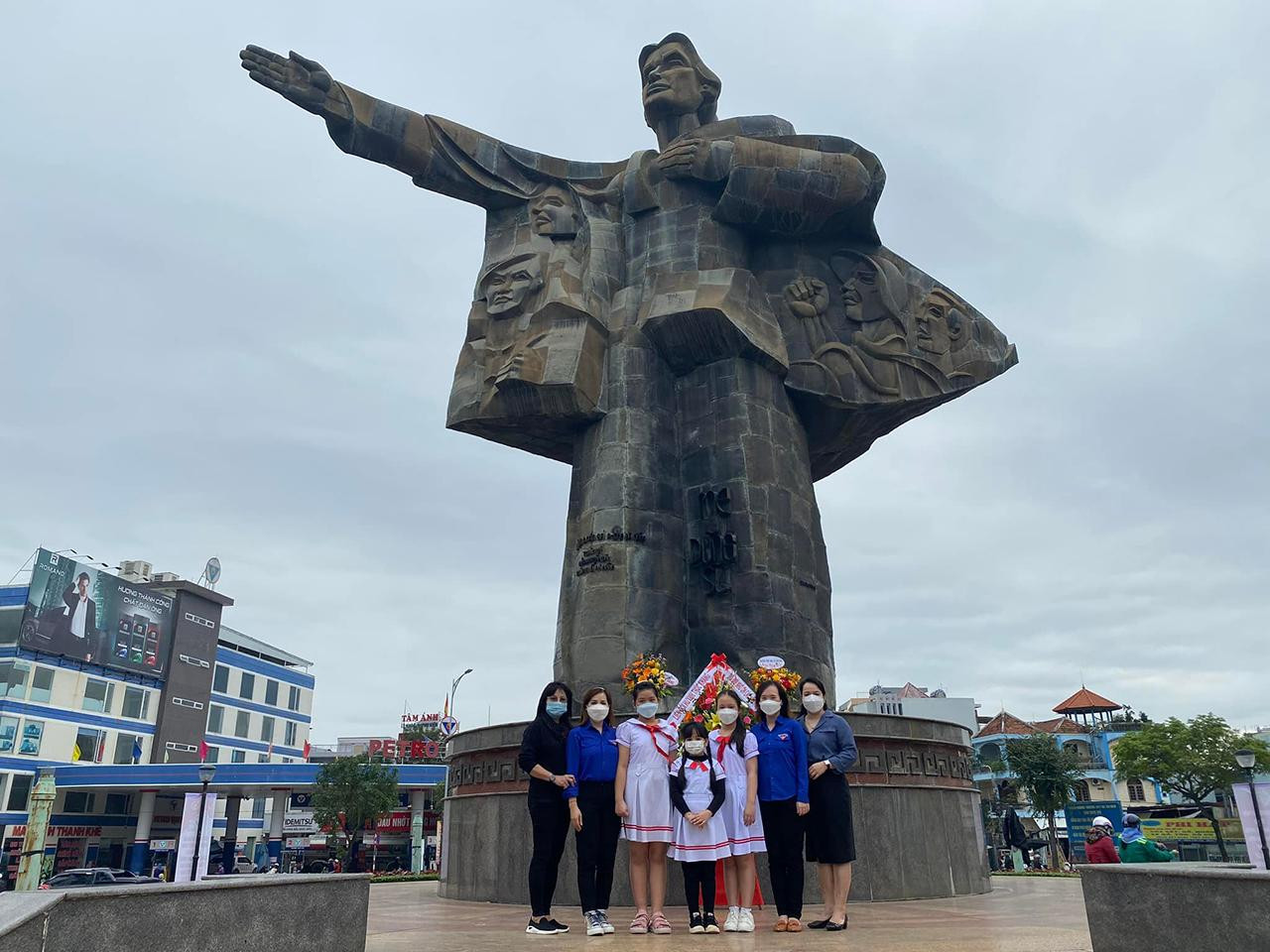 Dâng hoa tại tượng đài Mẹ Dũng sĩ Thanh Khê Dâng hoa tại tượng đài Mẹ Dũng sĩ Thanh Khê