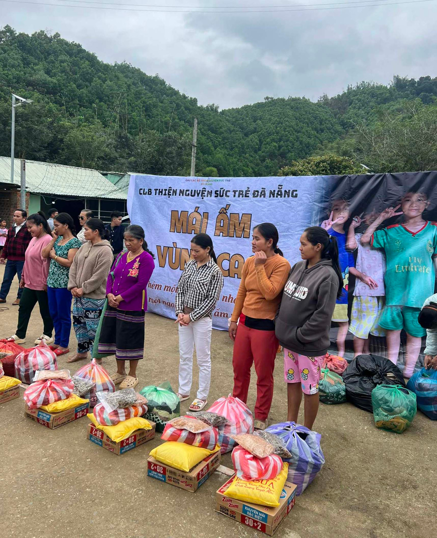 Trao quà cho người dân thôn R'cung