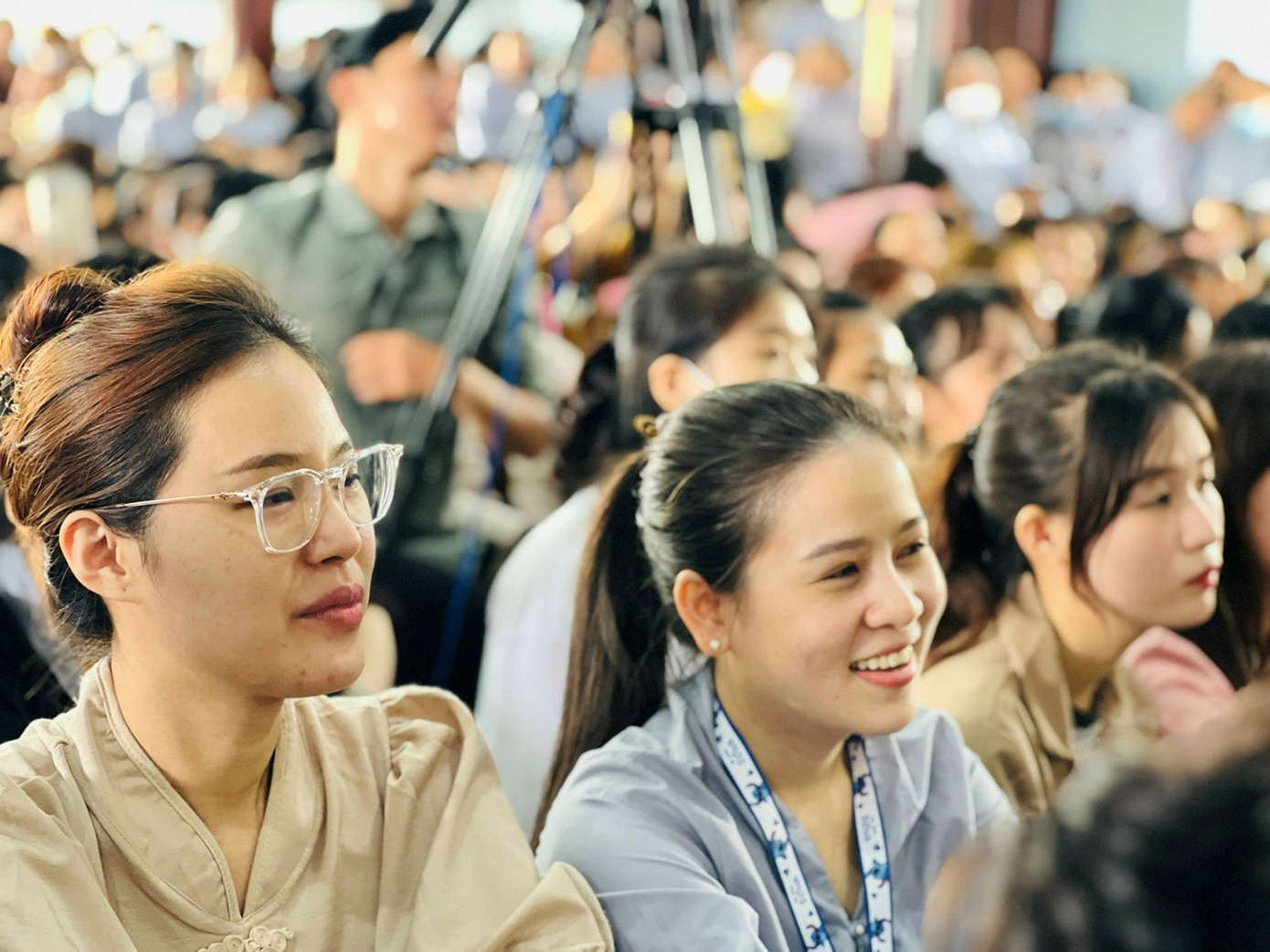 Bạn Nguyễn Thái Quốc Bảo (24 tuổi, ở Đà Nẵng) chia sẻ: “Mình tu tập đã gần 10 năm, hay đi chùa nên thường để ý tới các thông tin liên quan đến các khóa tu và pháp thoại. Theo dõi page của chùa đăng thông báo có sư thầy Giác Minh Luật về giảng, nên mình đến mong sẽ có duyên được gặp”. Ảnh: Hằng Hương