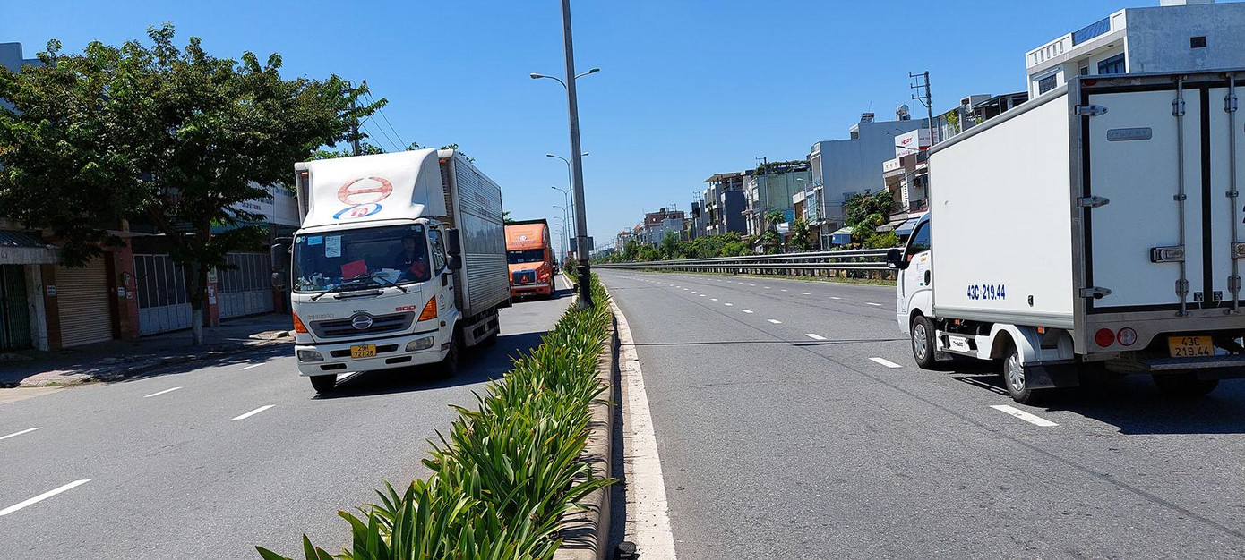 Đường Trường Chinh - Quốc lộ 1A Bắc - Nam ngày thường vốn đông nghịt, những ngày này chỉ còn xe vận tải hàng hóa thiết yếu cung cấp cho thành phố - ảnh Tr.T Đường Trường Chinh - Quốc lộ 1A Bắc - Nam ngày thường vốn đông nghịt, những ngày này chỉ còn xe vận tải hàng hóa thiết yếu cung cấp cho thành phố - ảnh Tr.T