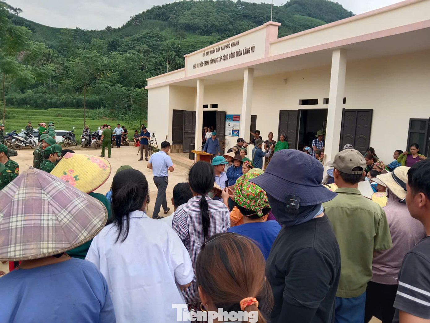 Rất đông người dân thôn Làng Nủ đến tạm biệt những người lính quên mình giúp dân. Ảnh: Trinh Hà