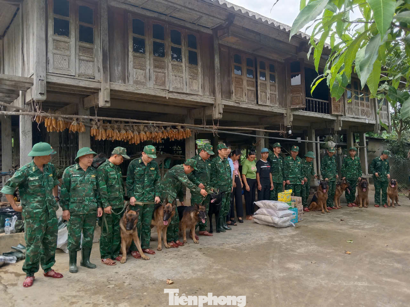 Những người lính biên phòng chia tay và tặng quà bà con đã hỗ trợ nhà ở trong những ngày thực hiện nhiệm vụ. Ảnh: Trinh Hà