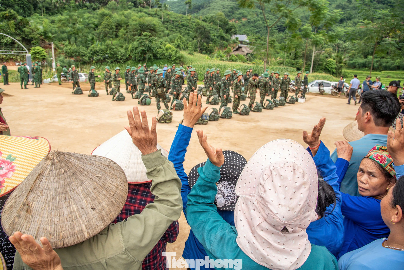 Những cái vẫy tay bịn rịn. Ảnh: Trinh Hà