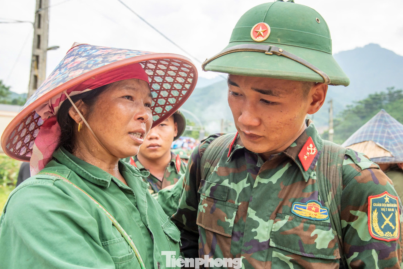 Bịn rịn tình quân dân. Ảnh: Trinh Hà
