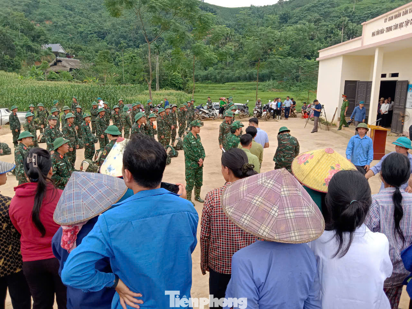 Rất đông người dân thôn Làng Nủ đến tạm biệt những người lính quên mình giúp dân. Ảnh: Trinh Hà