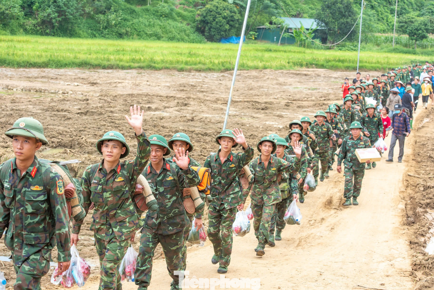 Những người lính chia tay Làng Nủ trở về với nhiệm vụ phía trước. Ảnh: Trinh Hà