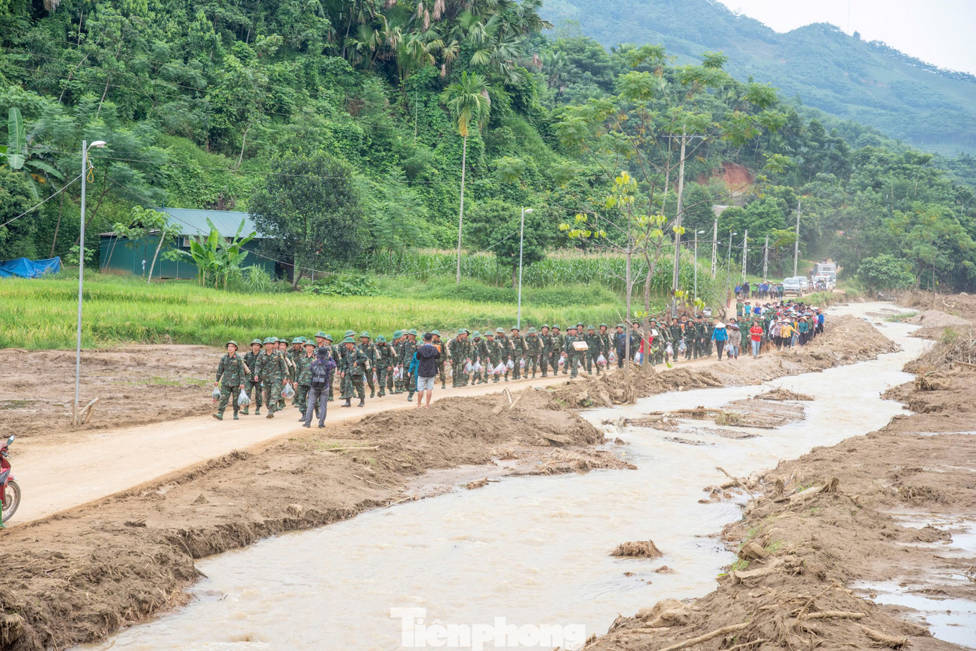 Những người lính chia tay Làng Nủ trở về với nhiệm vụ phía trước. Ảnh: Trinh Hà