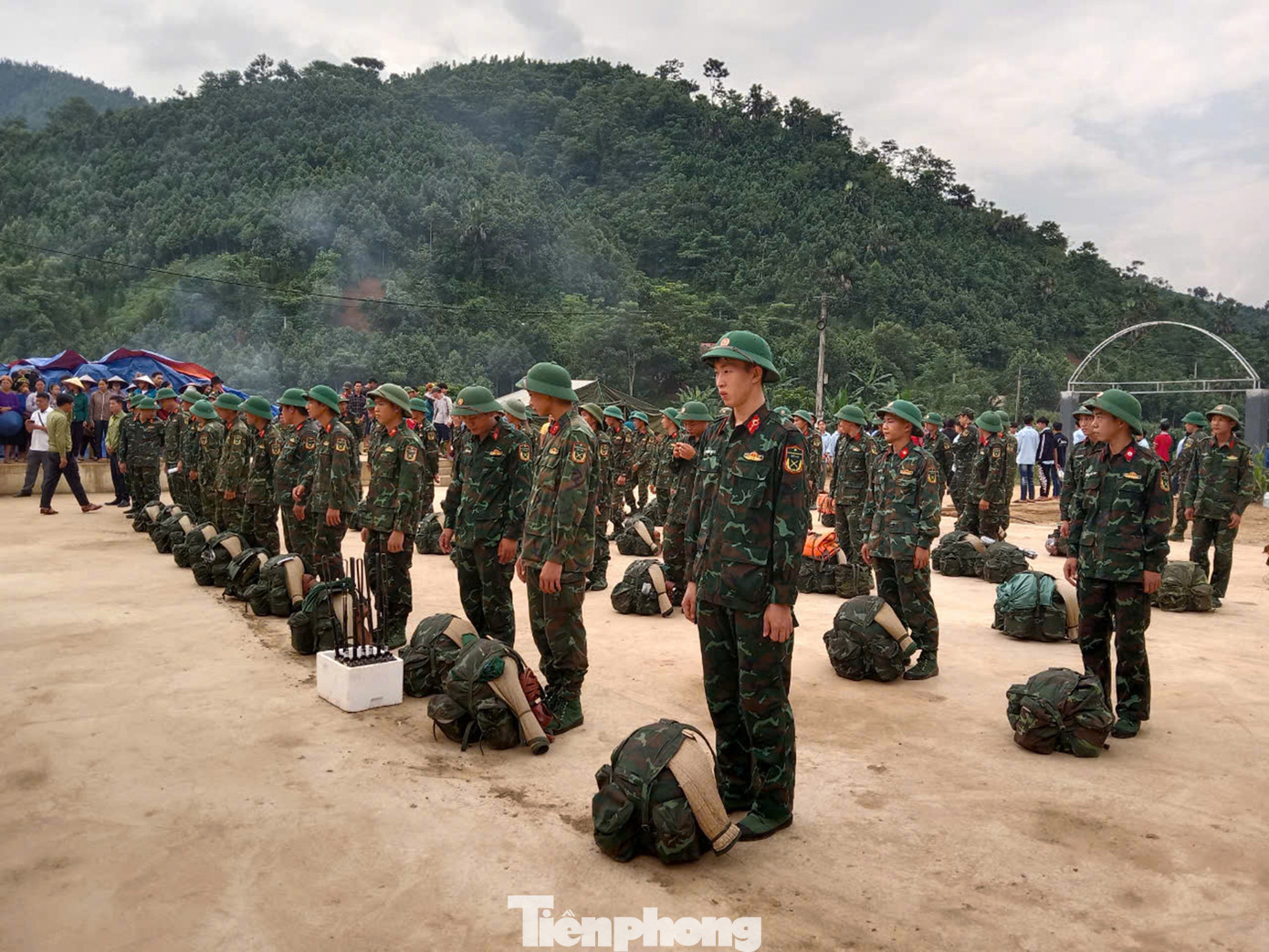 Trước lúc chia tay. Ảnh: Trinh Hà