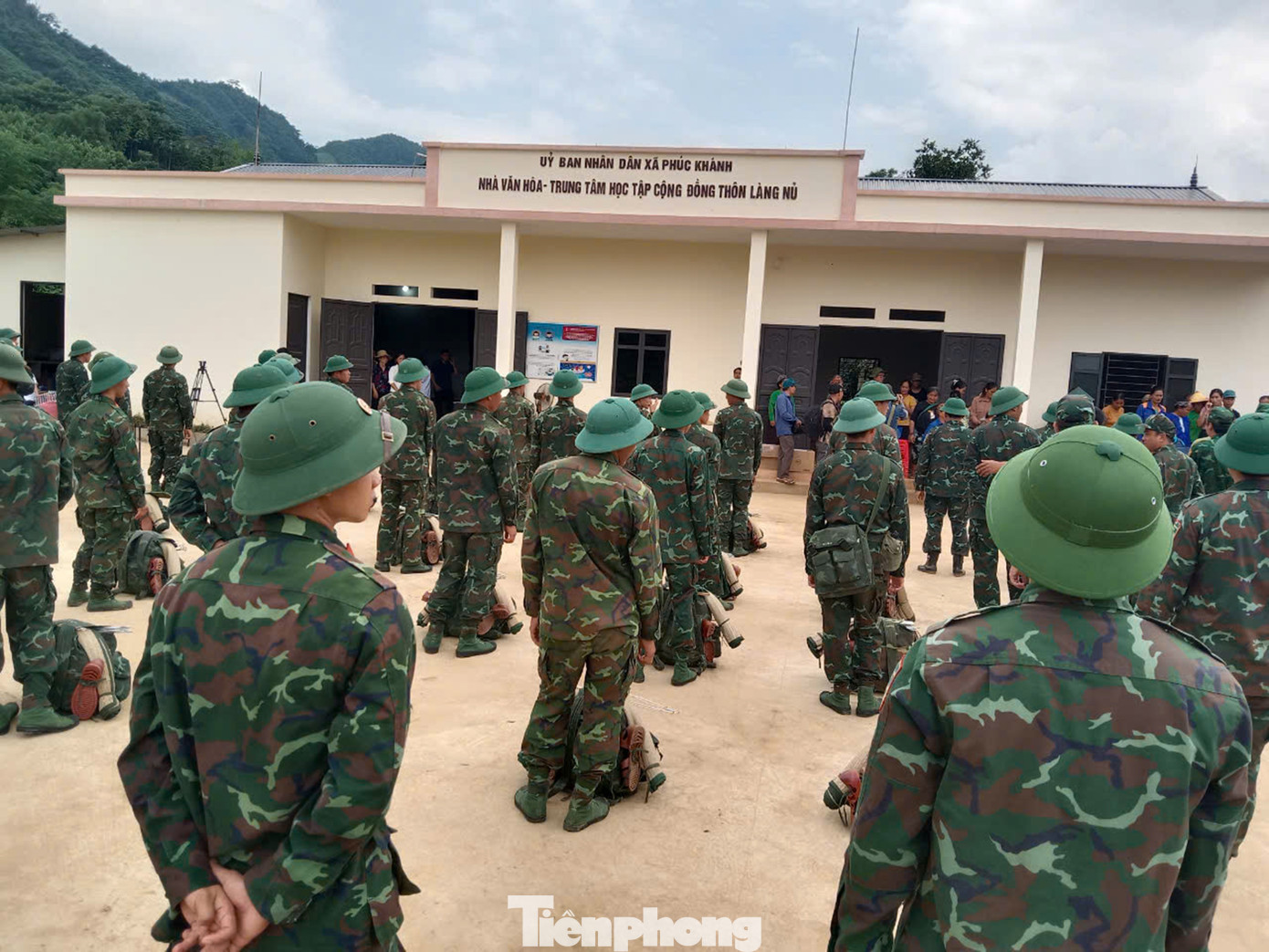 Trước lúc chia tay. Ảnh: Trinh Hà