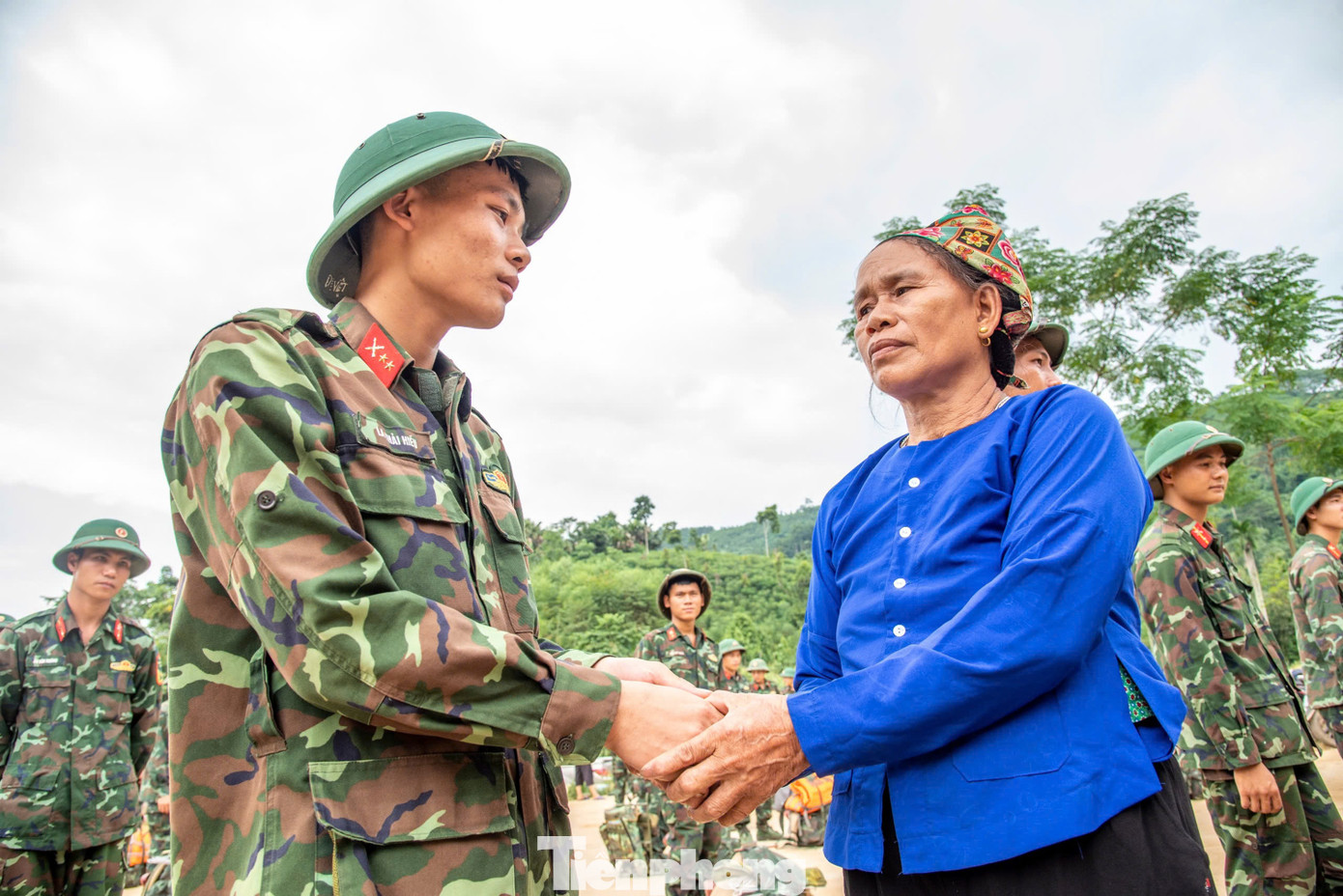 Bịn rịn tình quân dân. Ảnh: Trinh Hà