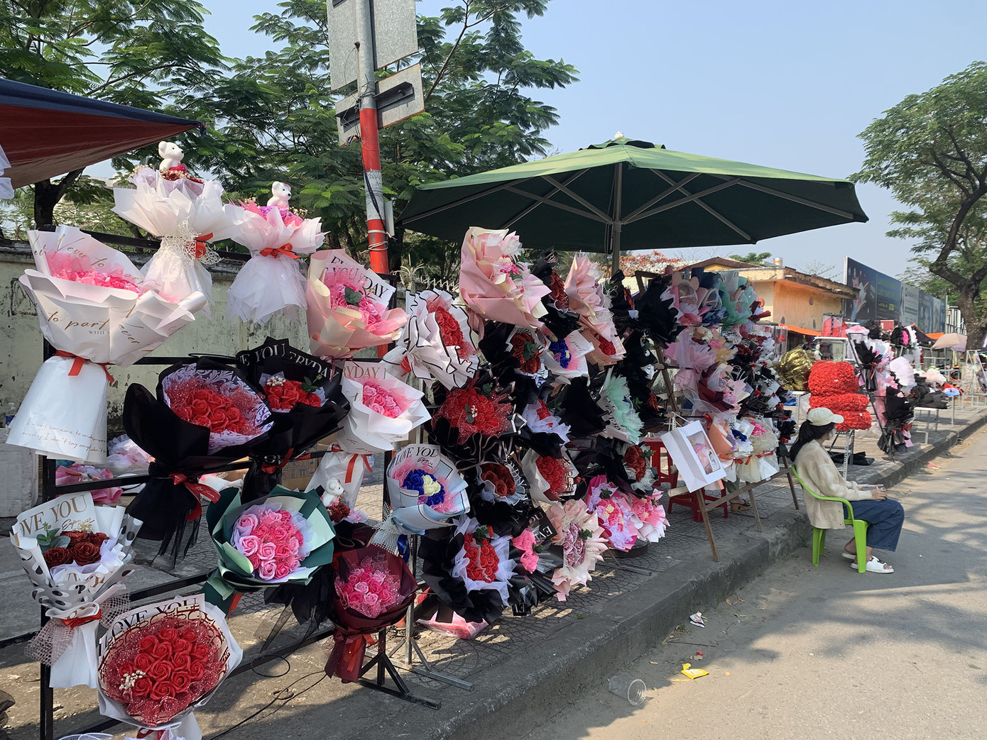 Hoa và quà Valentine ở Đà Nẵng khá đìu hiu. - Ảnh: Khánh-Hà