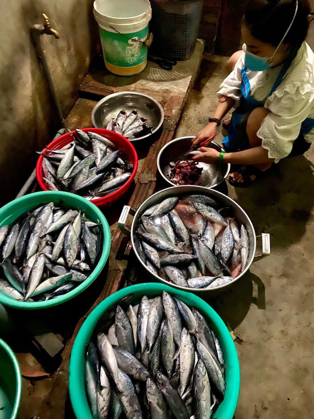 Chị Lan Anh cho biết, mùa dịch nhiều người vất vả phải lo lắng cái ăn, nhất là những người già neo đơn ở một mình và không có điện thoại smartphone để gọi đặt nhu yếu phẩm. Vì vậy, hai chị tự bỏ kinh phí cùng sự góp sức của các nhà hảo tâm làm chương trình thiện nguyện “Hộp cá kho yêu thương” gửi tặng người già neo đơn tại các huyện Phú Hòa, Tuy An, TX Đông Hòa và TP Tuy Hòa.