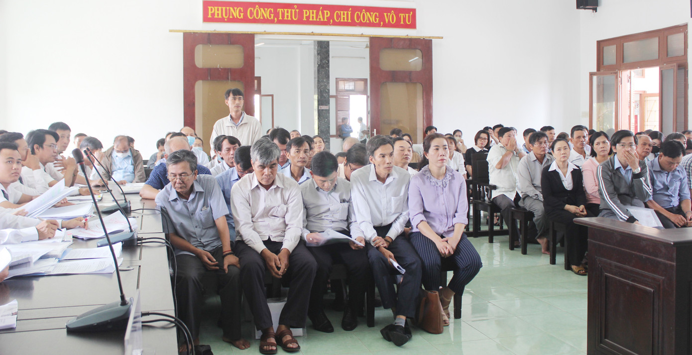 Hội đồng xét xử tiến hành thẩm tra lý lịch các bị cáo. Ảnh: Huyền Oanh