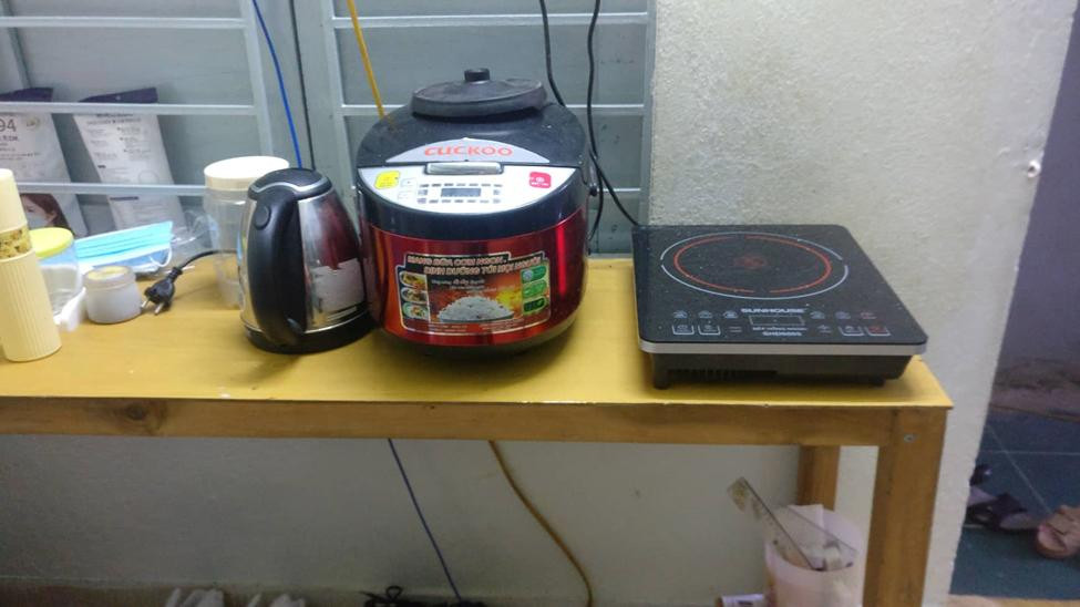 Phòng nào cũng có bếp khá thuận tiện để nấu nướng tiết kiệm vì còn phải trả tiền nước và các chi phí phát sinh khác - ảnh Kim Ngân