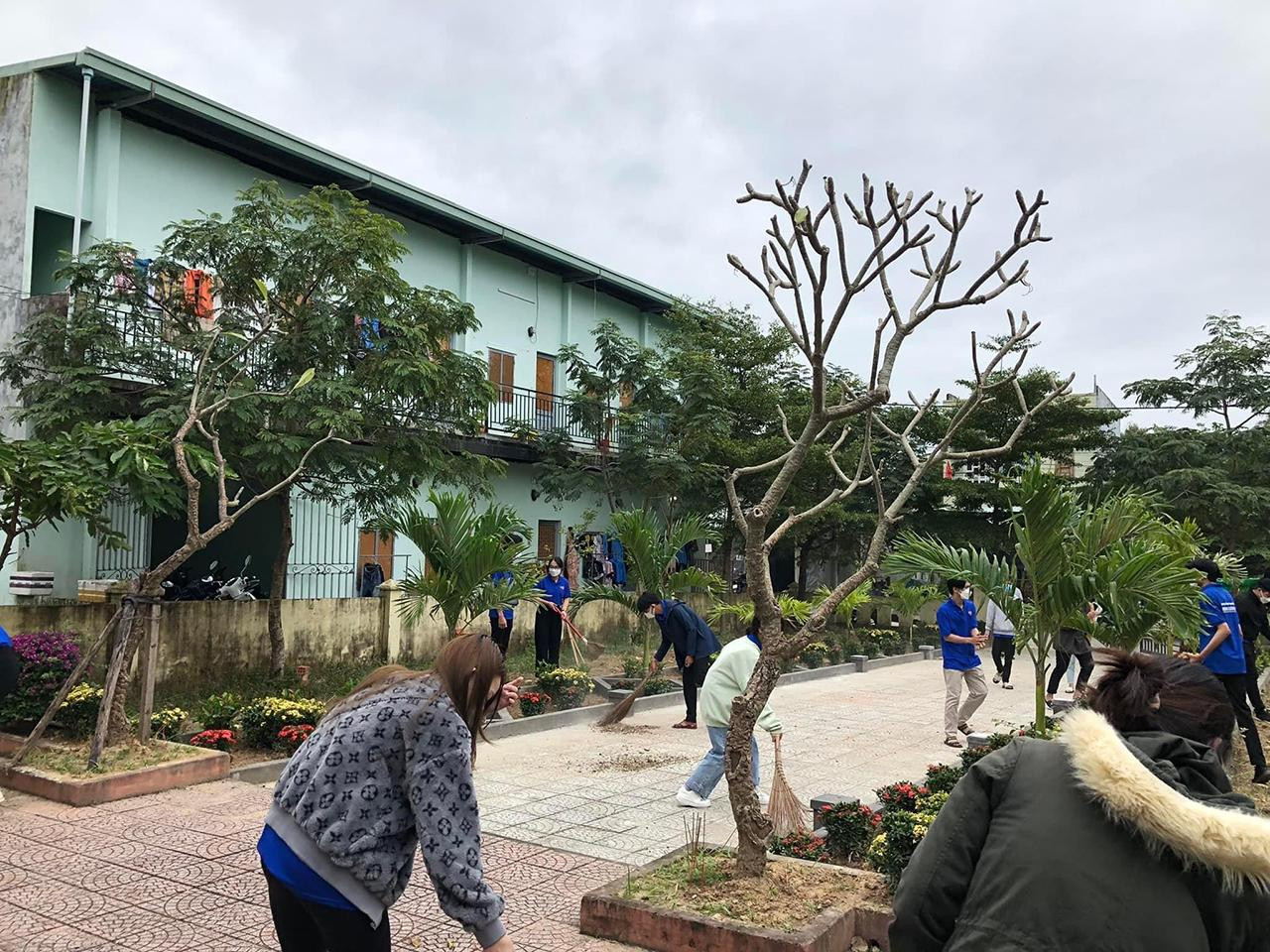 Dọn dẹp tại khu vực nhà bia Dọn dẹp tại khu vực nhà bia