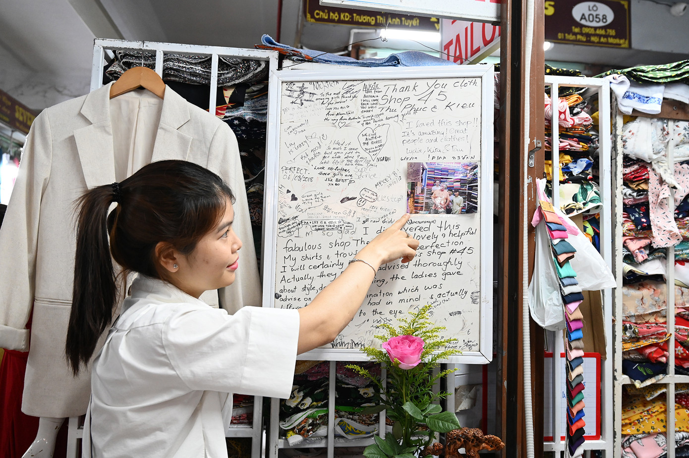 Những dòng cảm nhận của khách lưu lại sau khi trải nghiệm dịch vụ “may nóng”. (Ảnh: Huỳnh Như)