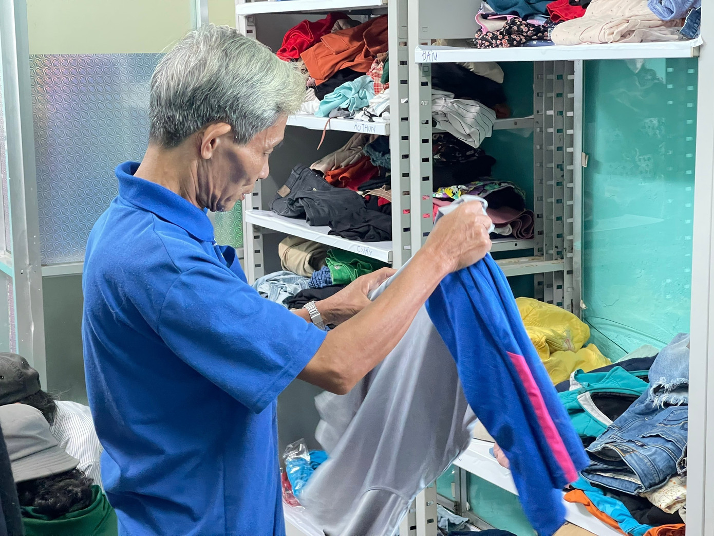 Ông Huỳnh Ngọc Dũng (66 tuổi, quận Sơn Trà), chia sẻ: “Chú xin gửi lời cảm ơn tới nhà trường và các nhà hảo tâm. Những món đồ ở đây có thể chọn được cái gì thì quý cái nấy, và quan trọng hơn là tinh thần hướng thiện giúp cho số sinh viên nghèo, dân hoàn cảnh khó khăn an lòng hơn khi ngày Tết sắp đến”.