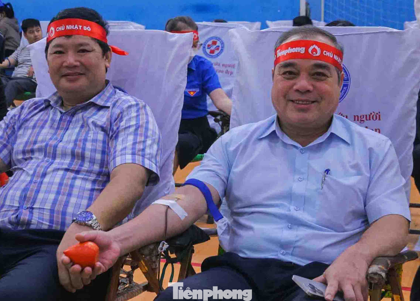 Ông Trần Hoàng Tuấn (bên phải) tham gia hiến máu tình nguyện Chủ Nhật Đỏ 2024 lần thứ I tại tỉnh Quảng Ngãi, tháng 1/2024 Ông Trần Hoàng Tuấn (bên phải) tham gia hiến máu tình nguyện Chủ Nhật Đỏ 2024 lần thứ I tại tỉnh Quảng Ngãi, tháng 1/2024