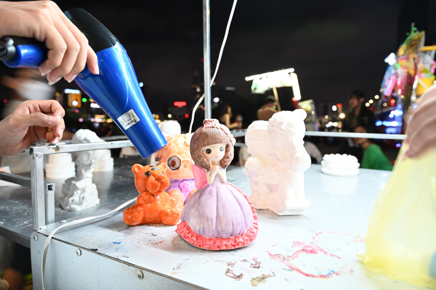 Công đoạn cuối là sấy khô tác phẩm - Ảnh Huỳnh Như Công đoạn cuối là sấy khô tác phẩm - Ảnh Huỳnh Như