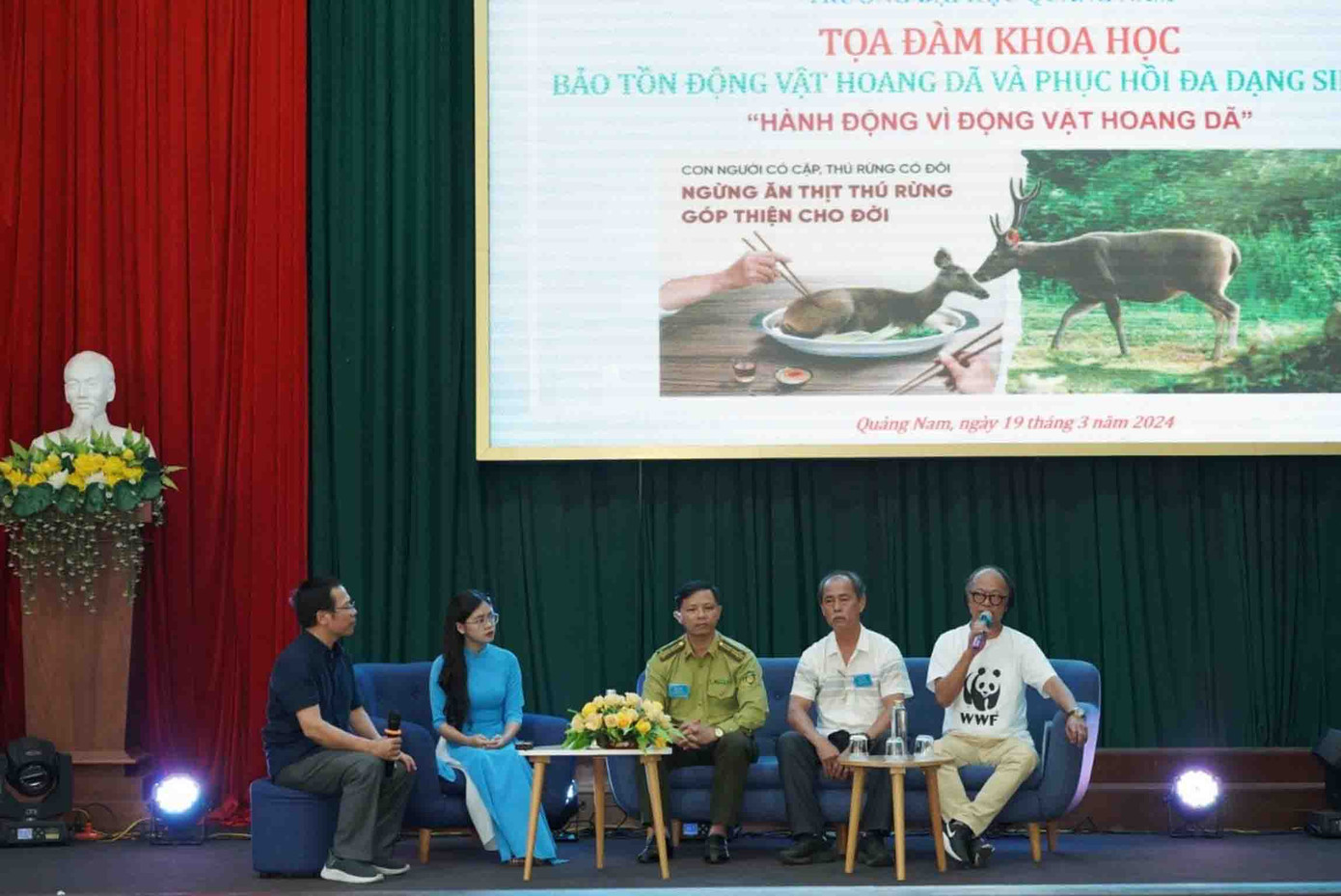 Phần tọa đàm với sự trao đổi của các chuyên gia và sinh viên diễn ra sôi nổi. Phần tọa đàm với sự trao đổi của các chuyên gia và sinh viên diễn ra sôi nổi.