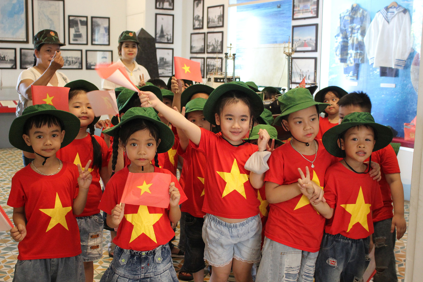 Các em trường mầm non Điện Hồng (Quảng Nam) cũng hào hứng tham quan Bảo tàng trong hoạt động “về nguồn”. Ảnh: Trúc Linh