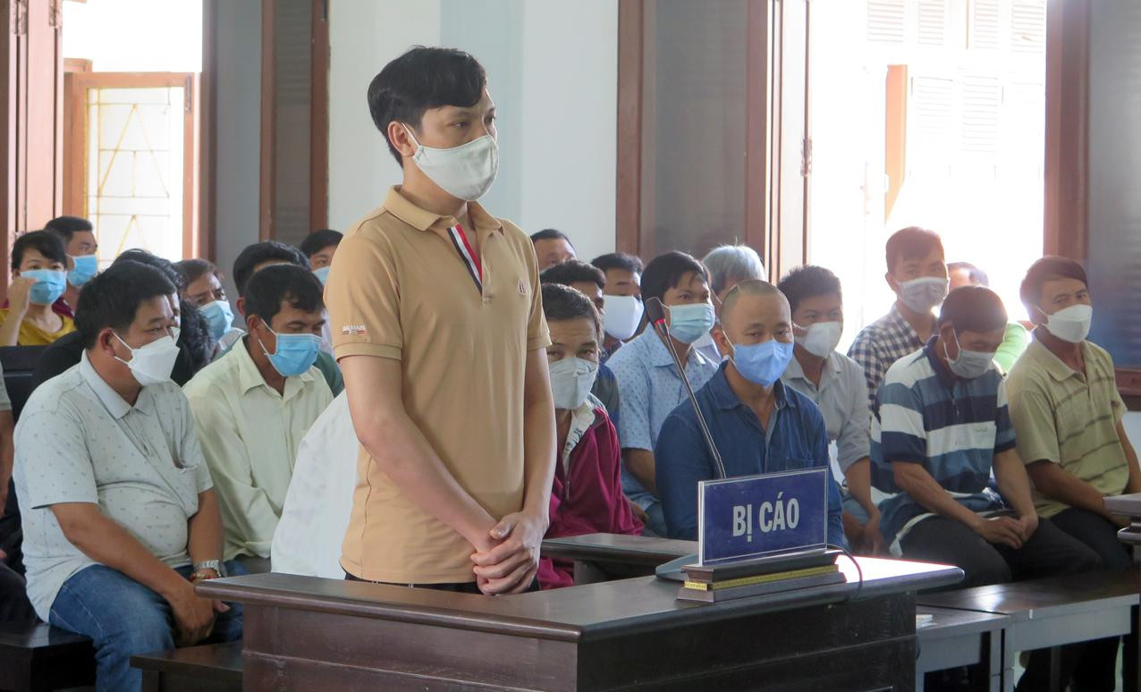 Dương Tấn Định - Hạt trưởng Hạt kiểm lâm huyện Tây Hòa bị tuyên phạt 2 năm 3 tháng tù về tội “Lợi dụng chức vụ trong khi thi hành công vụ” - ảnh H.O Dương Tấn Định - Hạt trưởng Hạt kiểm lâm huyện Tây Hòa bị tuyên phạt 2 năm 3 tháng tù về tội “Lợi dụng chức vụ trong khi thi hành công vụ” - ảnh H.O