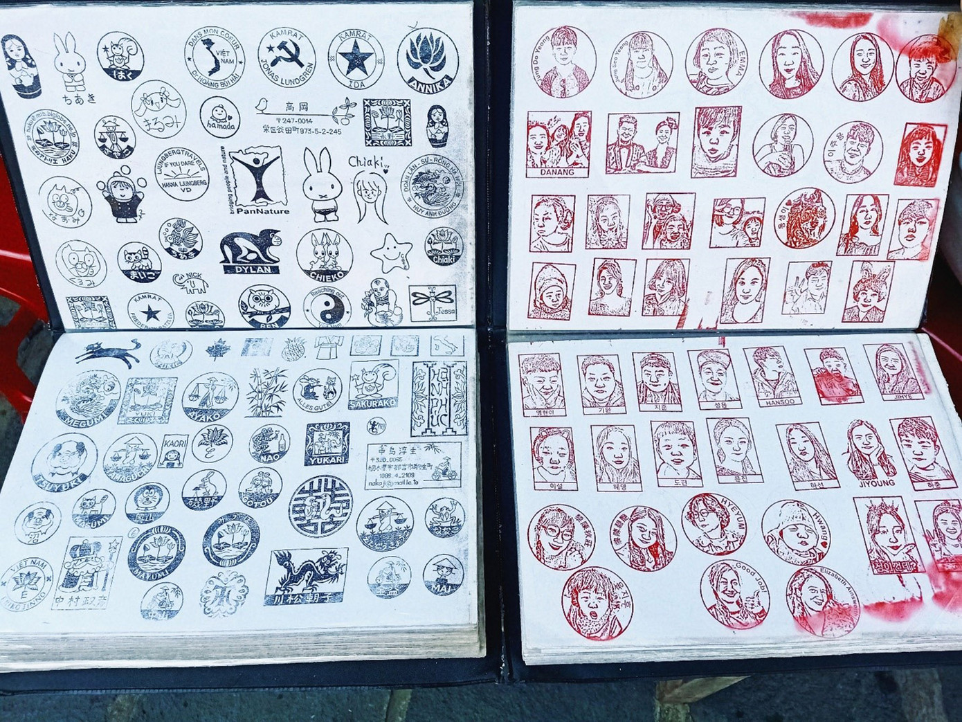 Thông thường khách sẽ đưa cho anh logo có sẵn hoặc hình ảnh của mình. Nhiều du khách muốn lưu giữ phong cảnh văn hóa Việt Nam nên chọn hình ảnh cây tre, hoa sen, đường làng,… Một số logo hoặc hình ảnh đơn giản thì anh sẽ tự vẽ lại. (Ảnh: Hằng Hương)