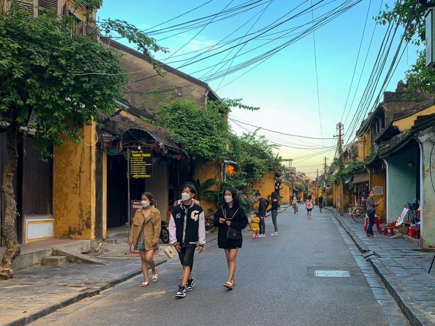 Các tuyến đường nằm trong khu phố đi bộ Hội An như Trần Phú, Hoàng Diệu, Phan Bội Châu, Nguyễn Thái Học... thường có những nhóm bạn trẻ đi dạo.