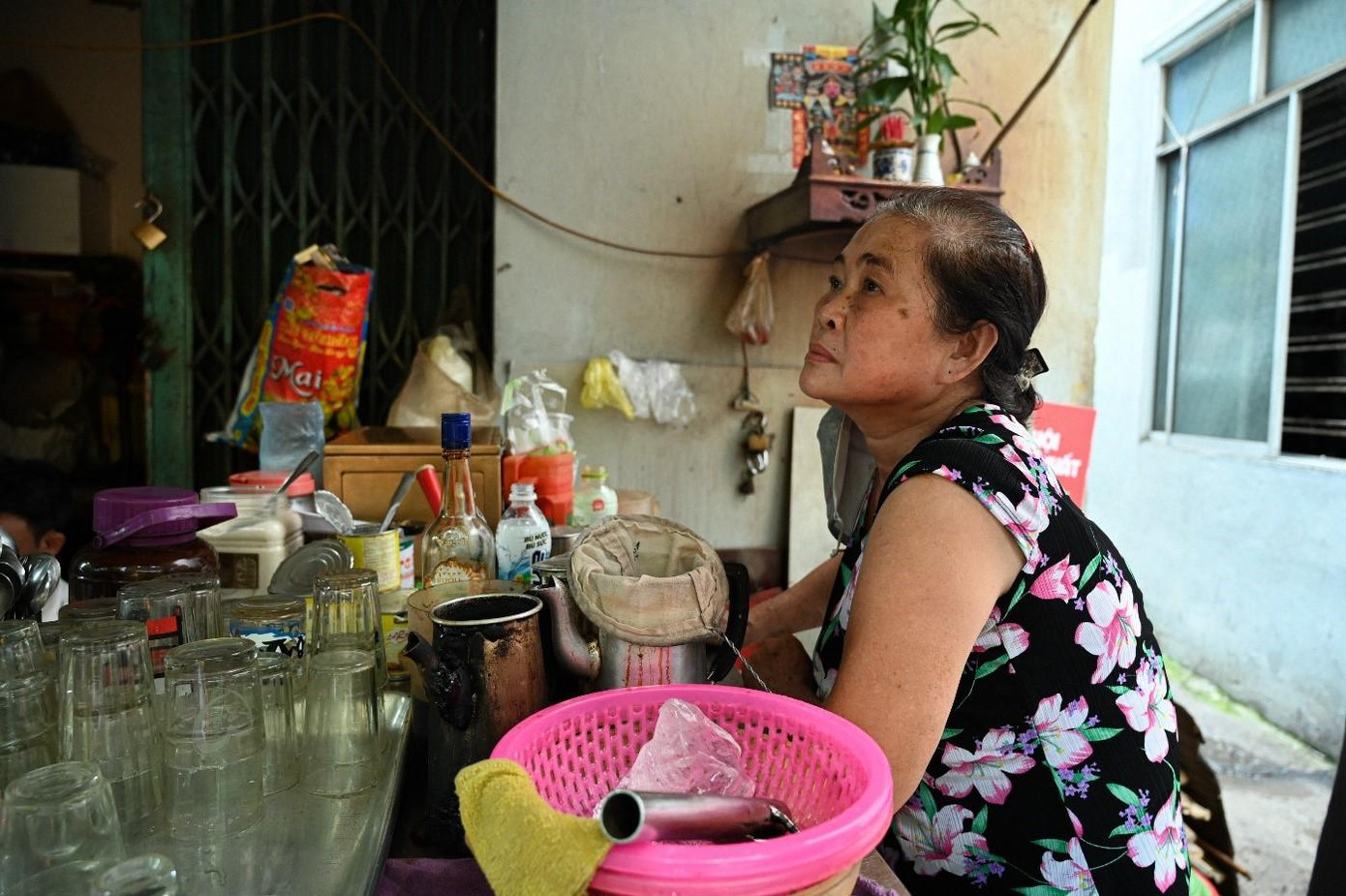 Đã hơn 40 năm trôi qua, chồng mất sớm để lại cho bà Liên 3 người con nay đều đã trưởng thành. Buôn bán ở tuổi này tuy có vất vả một chút nhưng bà luôn cảm thấy vui - ảnh Huỳnh Như