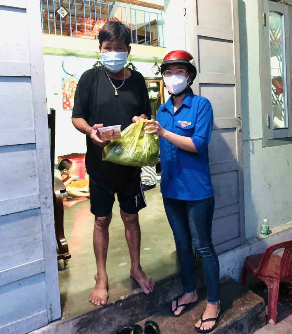 Bà Đào Thị Quỳnh Nha, Phó chủ tịch UBND xã Hòa Định Đông (huyện Phú Hòa), cho biết thời gian qua địa phương nhận được nhiều sự quan tâm, đồng hành của các cấp lãnh đạo, bà con và đặc biệt là các trẻ. Tấm lòng thảo thơm của nhà hảo tâm đã tiếp thêm động lực giúp địa phương sớm đẩy lùi dịch bệnh - Ảnh: Các tình nguyện viên ở xã Hòa An (huyện Phú Hòa) trao hộp cá yêu thương cho người già neo đơn