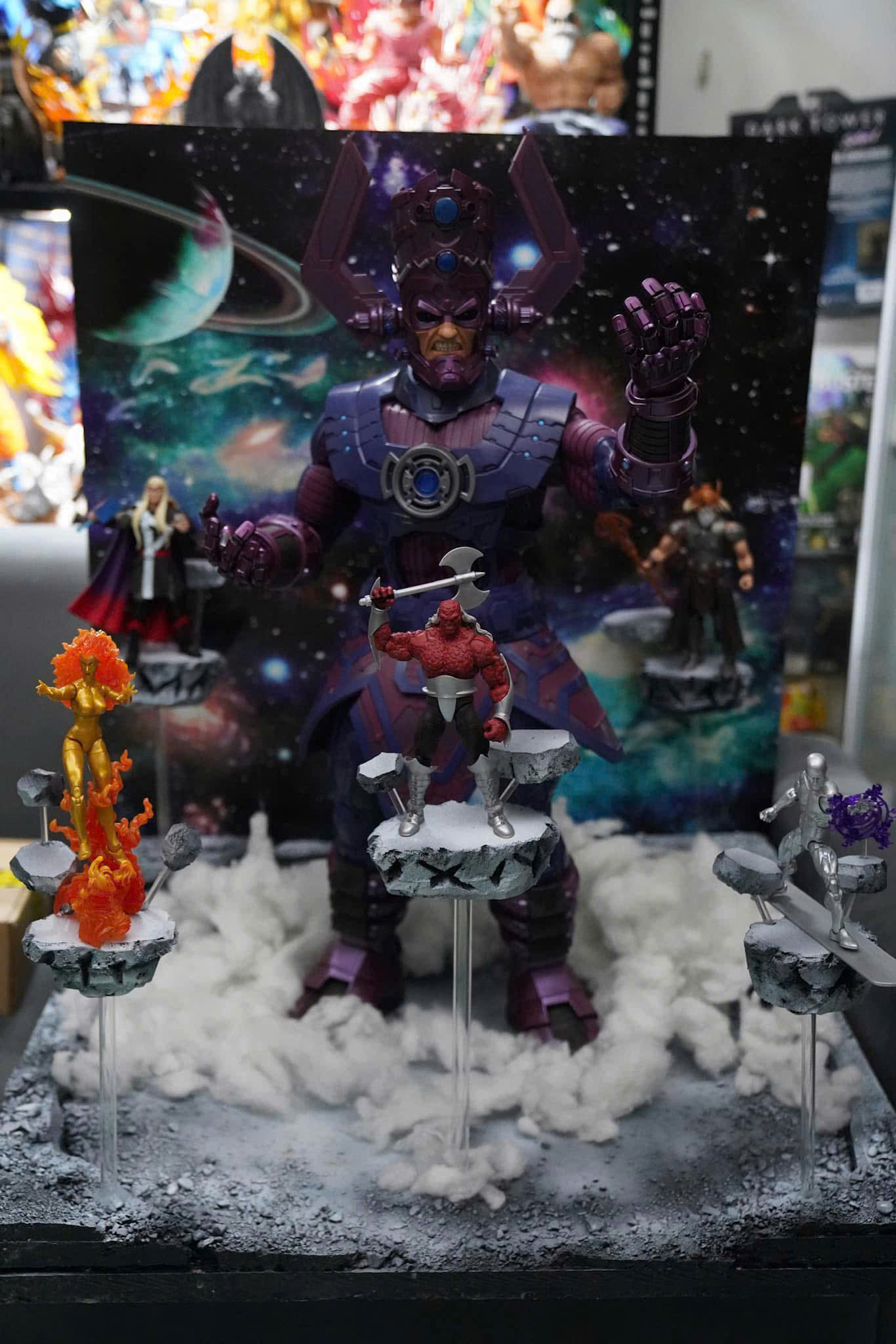 Anh Tâm set up Marvel Legends HasLab Galactus 32-inch Action Figure Toy trong sự kiện trưng bày mô hình.