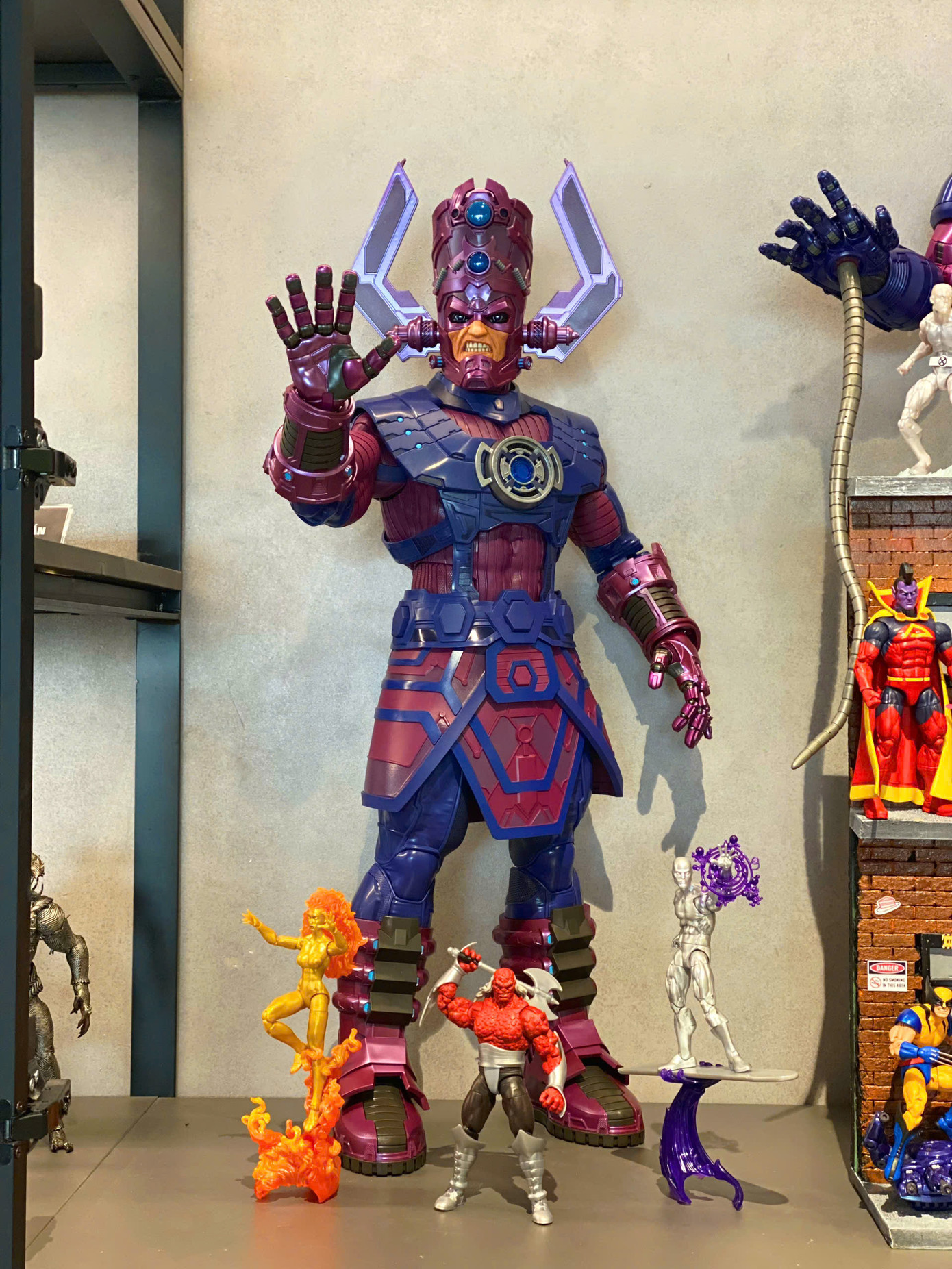 Anh Tâm set up Marvel Legends HasLab Galactus 32-inch Action Figure Toy trong sự kiện trưng bày mô hình.