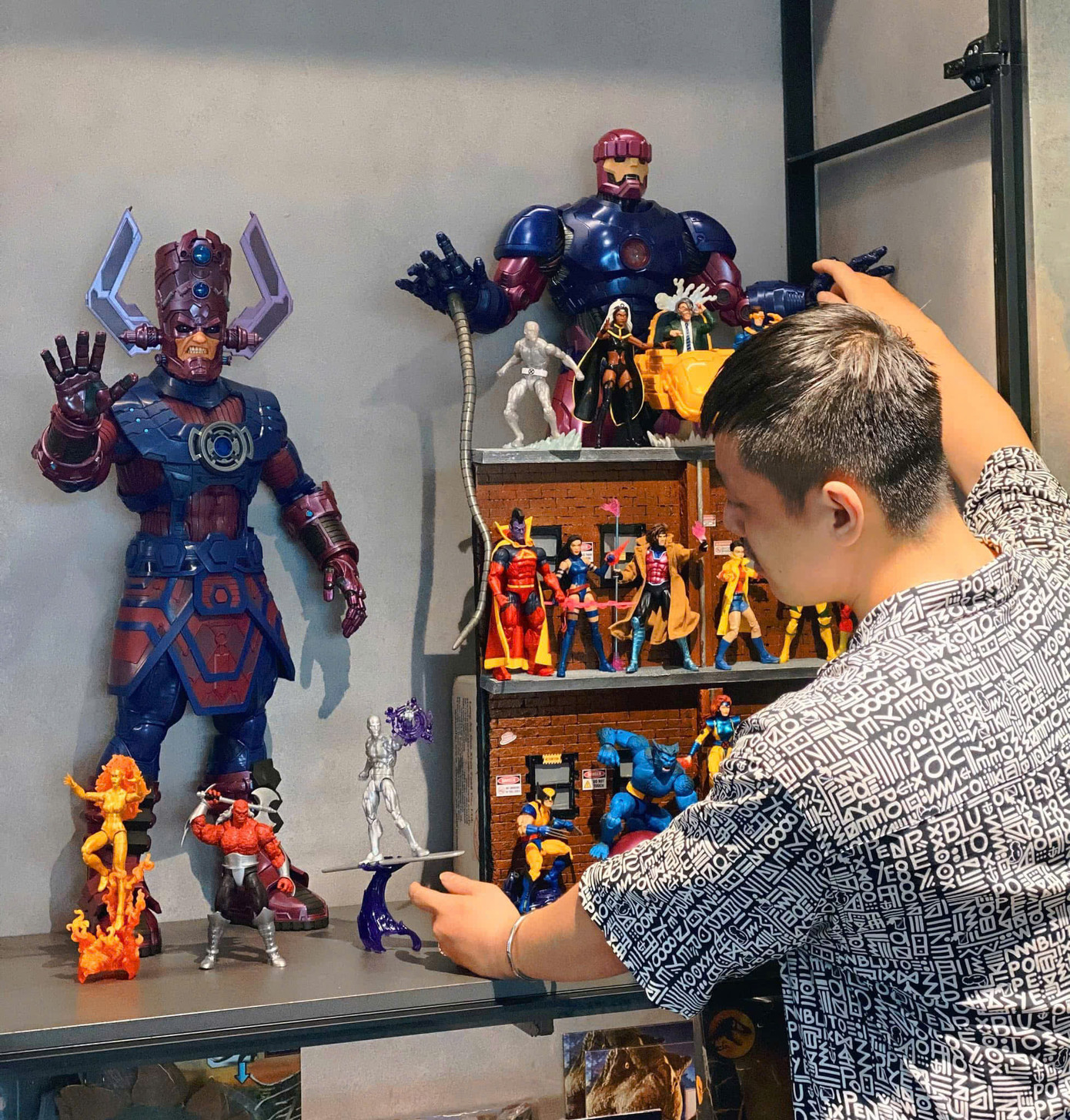 Anh Tâm set up Marvel Legends HasLab Galactus 32-inch Action Figure Toy trong sự kiện trưng bày mô hình.