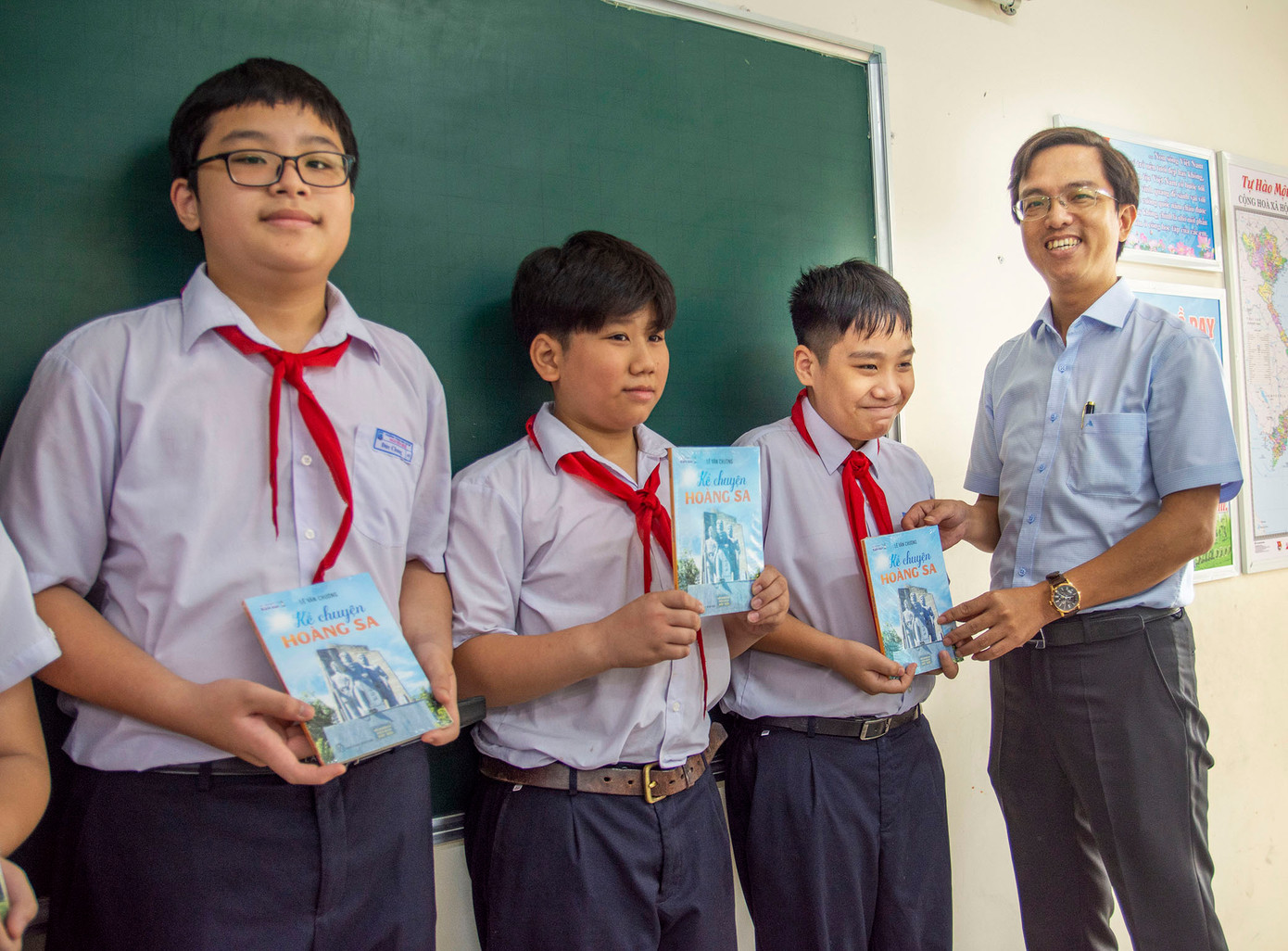 Tặng sách về Hoàng Sa cho các em học sinh trường THCS Nguyễn Huệ, TP. Đà Nẵng