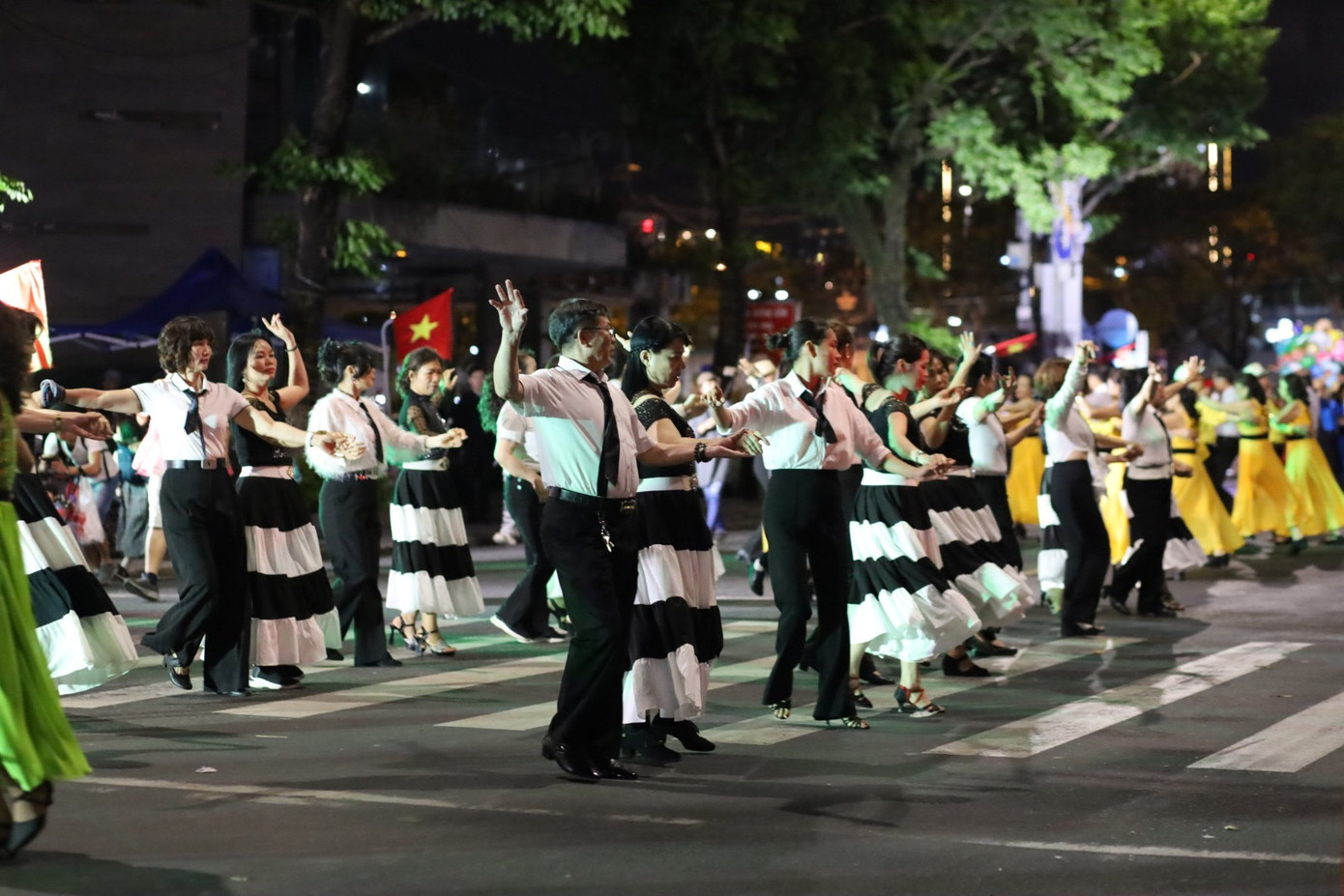 Người xem cũng hòa mình vào những điệu nhảy sôi động. Ảnh: Trúc Linh. Người xem cũng hòa mình vào những điệu nhảy sôi động. Ảnh: Trúc Linh.