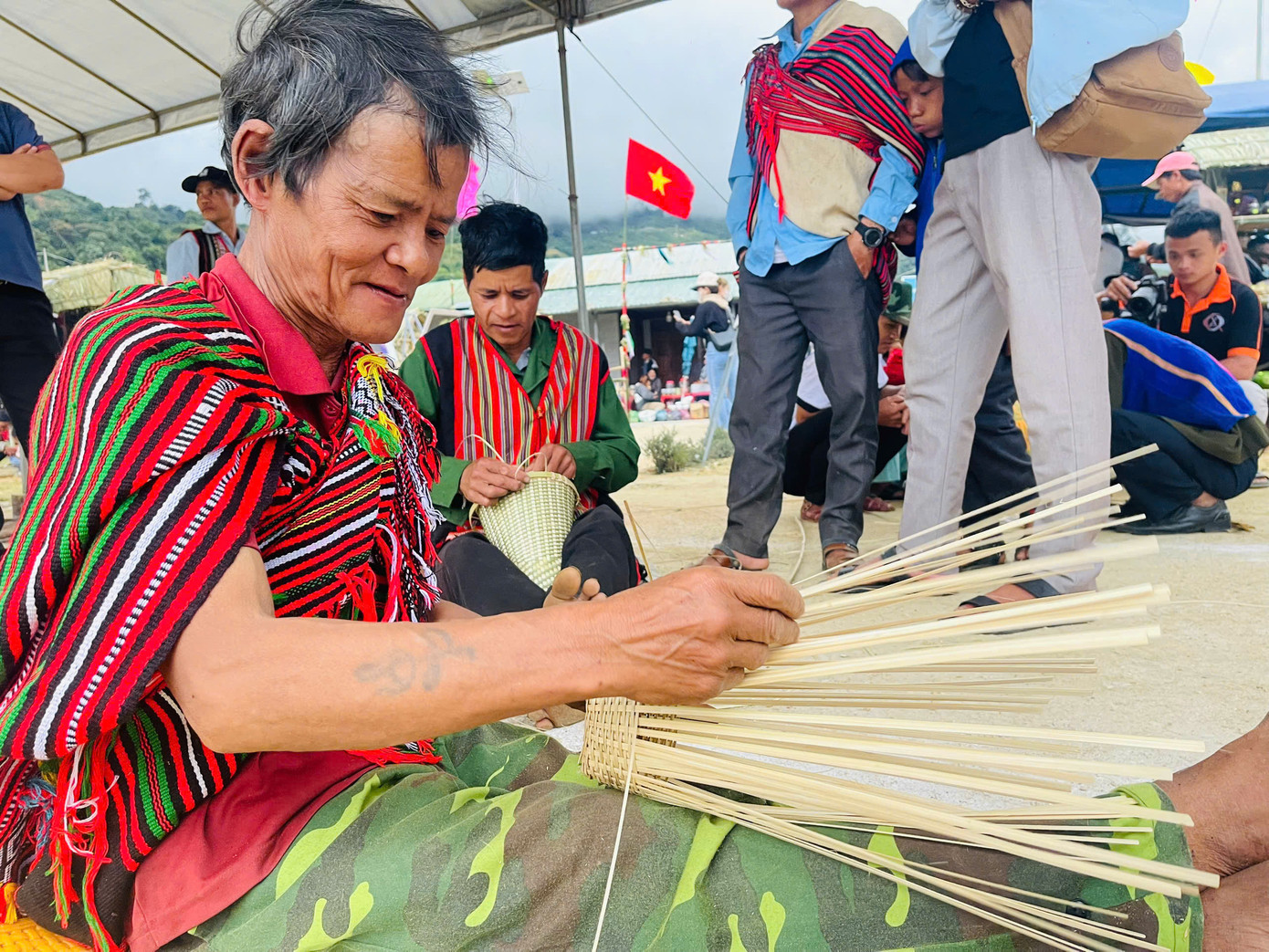 Nia, gùi đựng lúa… là những vật dụng được bà con chọn để làm dự thi trong phần đan lát.