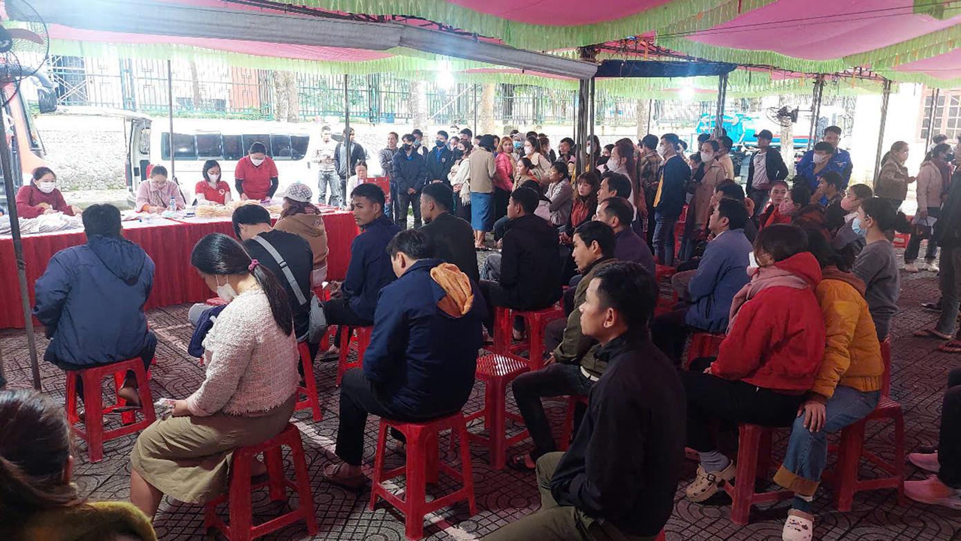 Đông đảo đồng bào các dân tộc và người dân huyện Ba Tơ tham gia Ngày hội Chủ Nhật Đỏ Đông đảo đồng bào các dân tộc và người dân huyện Ba Tơ tham gia Ngày hội Chủ Nhật Đỏ