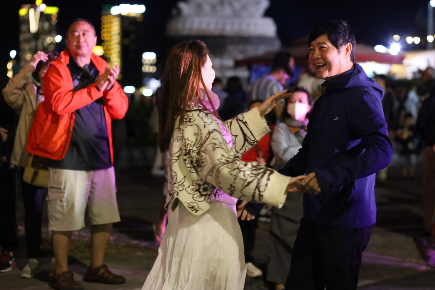 Người xem cũng hòa mình vào những điệu nhảy sôi động. Ảnh: Trúc Linh. Người xem cũng hòa mình vào những điệu nhảy sôi động. Ảnh: Trúc Linh.