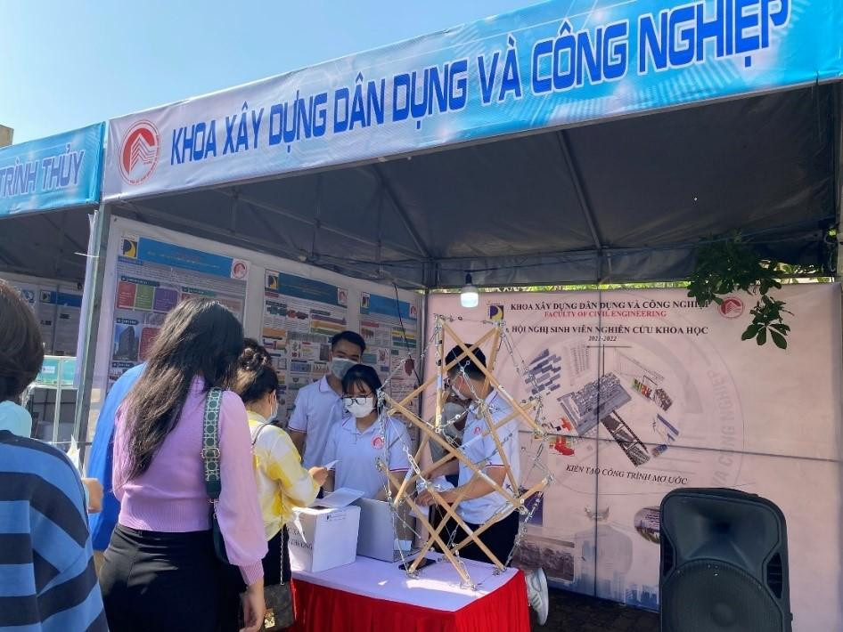Khoa Xây dựng dân dụng và công nghệ tiếp đón học sinh đến tìm hiểu