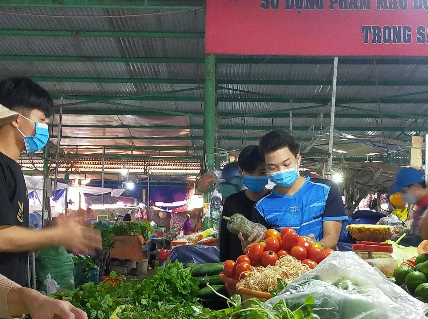 Chân ướt chân ráo lên thành phố, không ít tân sinh viên vẫn giữ thói quen chi tiêu như ở nhà, trong khi sau Tết giá cả thứ gì cũng tăng khiến có những bạn mau chóng "rỗng túi" khi chỉ mới nhập học được ít ngày - ảnh Hoài Nguyễn