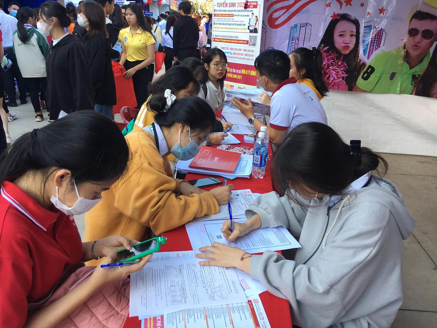 Đông đảo thí sinh đăng ký xét tuyển vào ĐH Duy Tân Đông đảo thí sinh đăng ký xét tuyển vào ĐH Duy Tân