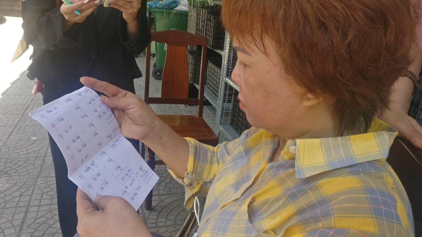 Chị Diệu Hiền cho biết từ năm ngoái, khi đi chợ chị trông thấy các em sinh viên rất chật vật khó khăn khi đi chợ, mỗi lần chỉ dám mua 5 ngàn tôm hay 3 ngàn rau các thứ. Thấy thương, nên chị quyết định sẽ hỗ trợ một phần kinh phí giúpcác em có thêm thực phẩm sử dụng hàng tuần, để giảm bớt chi phí giữa lúc vật giá leo thang - ảnh Tài Anh Hà