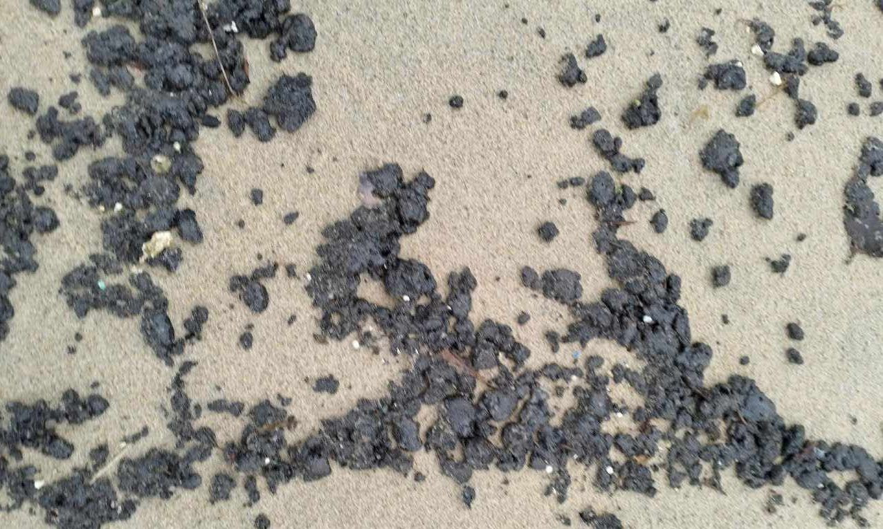 Dầu vón cục xuất hiện dọc 7km bờ biển xã Duy Hải, huyện Duy Xuyên, Quảng Nam. Dầu vón cục xuất hiện dọc 7km bờ biển xã Duy Hải, huyện Duy Xuyên, Quảng Nam.