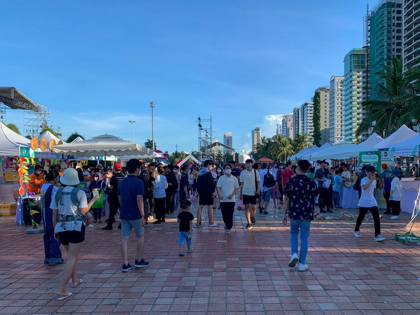 Với mong muốn tạo nên những chuyển biến tích cực trong cộng đồng qua khẩu hiệu “Be the change towards a human economy – Hướng tới nền kinh tế nhân văn”, BridgeFest 2022 đã thu hút nhiều khán giả tham gia với đủ mọi lứa tuổi. - Ảnh: Tài Anh Hà